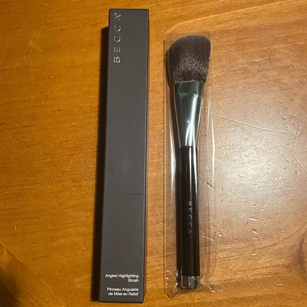 BECCA Angled Highlighting Brush